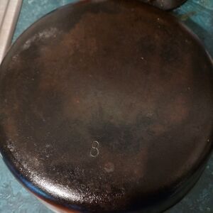 Cast iron skillet with lid